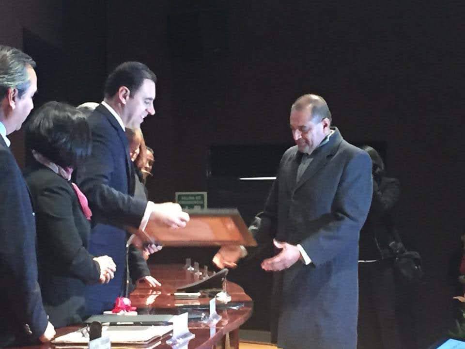 Padre Luis durante la entrega de un reconocimiento