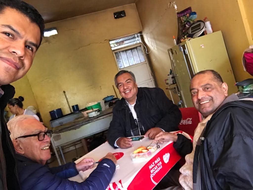 Padre Luis durante un desayuno comunitario en la Zacatecana