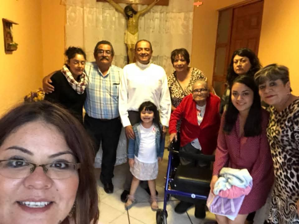 Padre Luis con una familia de Calera
